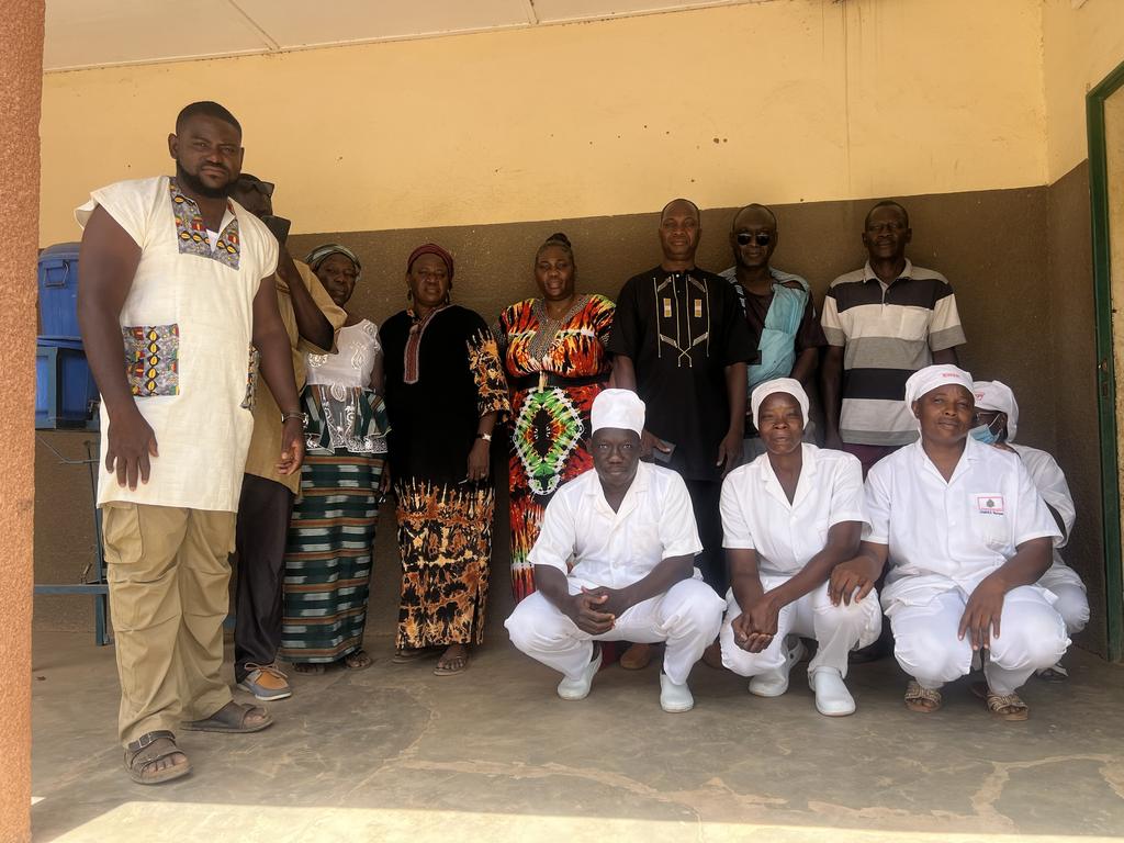 L'équipe ICEV et le personnel soignant du dispensaire de Ménéga, Burkina Faso, avril 2026.