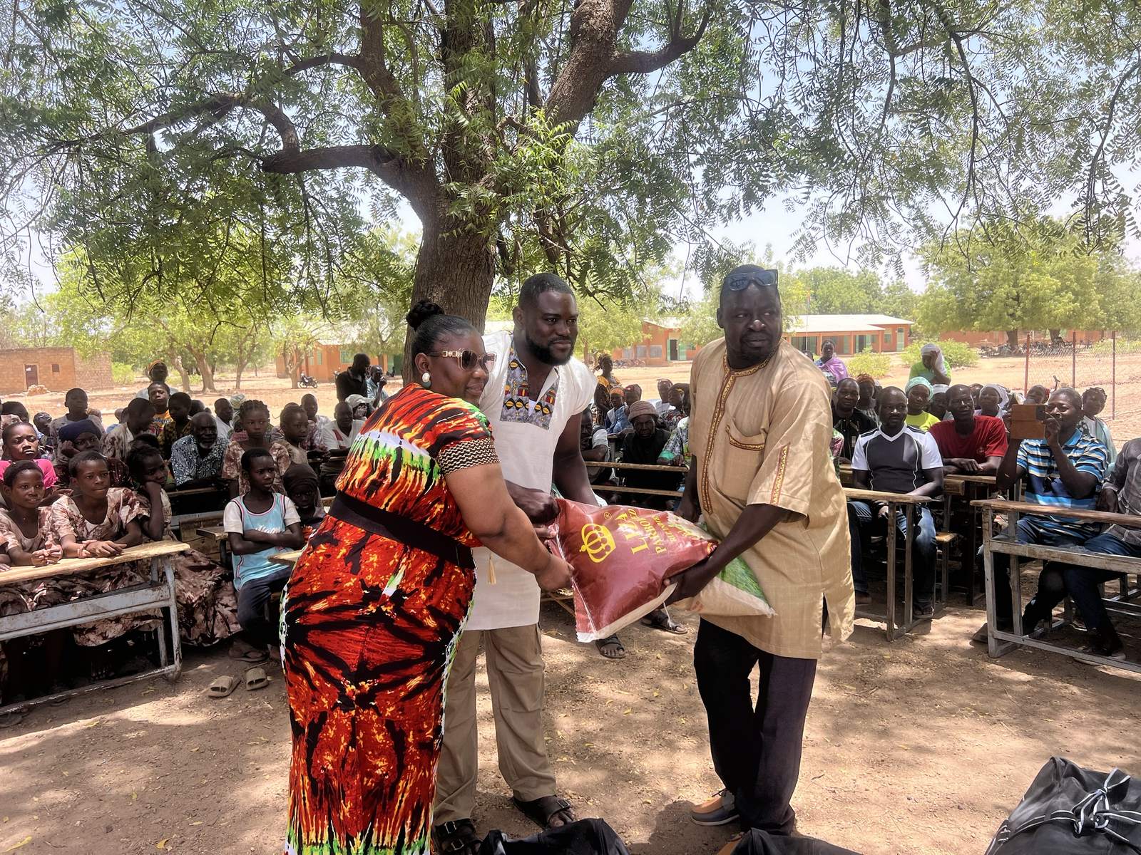 Remise de denrées lors de la mission ICEV à Ménéga, Burkina Faso, avril 2026.