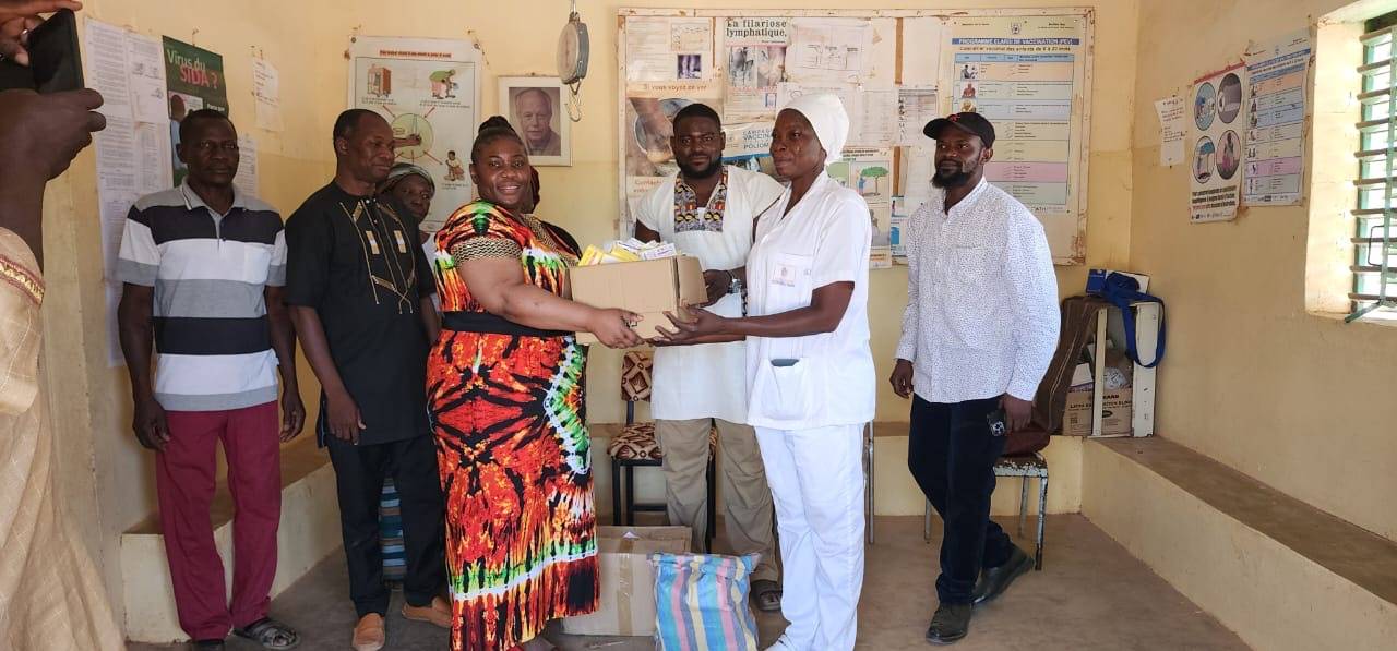 Remise de dons au dispensaire pendant la mission ICEV à Ménéga, Burkina Faso, avril 2026.