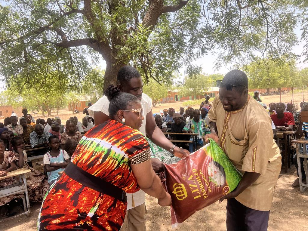 Remise de denrées lors de la mission ICEV à Ménéga, Burkina Faso, avril 2026.